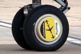 自行驾驶的前轮使飞机在停机坪上滑行时间变短图片