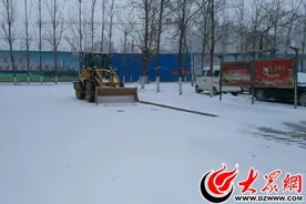 大雪纷飞路面湿滑 菏泽部分学校今日停课图片
