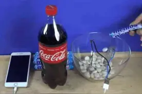 男子将可乐和曼妥思放一起做充电实验，竟是这种结果图片