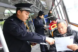 公交车上的“防盗课”图片