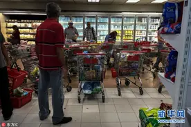委内瑞拉政府下令部分商品降价 超市被民众抢购一空图片
