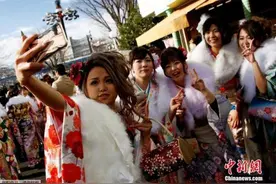 日本多地举办“成人节”仪式 少男少女盛装出席图片