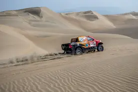 （体育）（1）赛车——达喀尔拉力赛：中国车手周勇总成绩榜上升至第17位图片