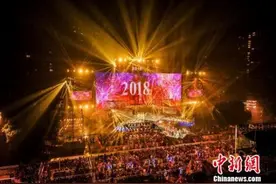 “怕冷王子”林宥嘉上海跨年 与郭富城切磋“防寒高招”图片