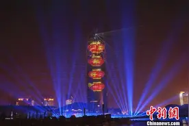 跨年夜 郑州“大玉米”上演灯光秀辞旧迎新图片