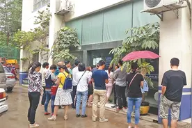 南国早报十大有影响力新闻之办居住证：手续简化，半小时就能办好图片