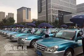 传统洗车成本高 杭州的哥这样解决洗车难题图片