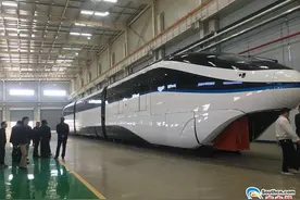 汕头首列比亚迪云轨列车总装已下线图片