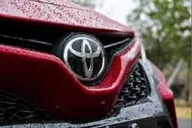 封面试驾|第八代凯美瑞，击中美学和舒适的平衡点图片