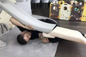 Baby住宅曝光！黄晓明组装滑梯 柜子上囤15罐奶粉图片