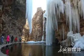 唐县全胜峡景区元旦假日现“冷天热游”景象图片
