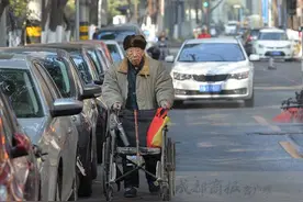 真爱无言！老伴儿离世 91岁大爷仍每天推着她坐过的轮椅图片