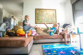 实力坑娃！摄影师老爸恶搞双胞胎儿子图片