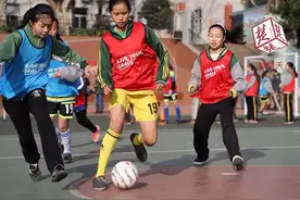 越来越多的女生爱上足球，中小学“铿锵玫瑰”好当吗？图片