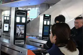 邵阳火车站验票添利器 “刷脸”进站更高效图片