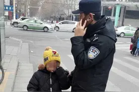 郑州粗心妈妈骑车落下娃，热心特警帮娃找妈被当成"骗子"图片