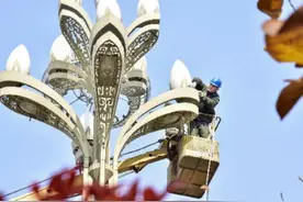 荆州火车站前“玉兰灯”换新颜 成为一道靓丽风景图片