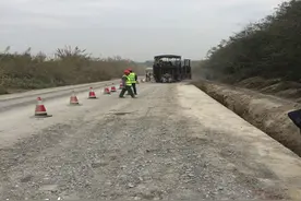 南宁至扶绥二级公路半封闭施工，过往车辆请按指示通行图片