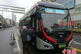 上海公交试点“手机扫码乘车”图片