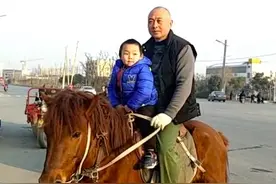 老爸骑马接儿子放学！网友：骑马的不一定是白马王子，也可能是你爸图片