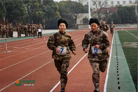 女兵如何拉单杠？答案在这里！图片