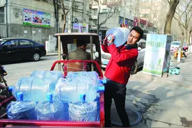 记者体验送水工：每天送水百余桶 “谢谢”是最大满足图片