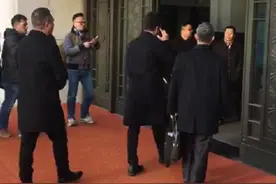 杭州保姆纵火案因管辖权异议延审，被告发抖坚持不更换辩护人图片