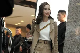 辣妈angelababy踩毛毛靴尽显少女心图片