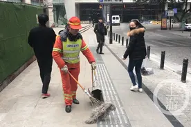 一边扫地一边唱歌 这个环卫工大叔有个歌星梦图片