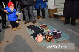 成都百岁婆婆街头摆摊卖虎头鞋 勤快了一辈子根本停不下来图片