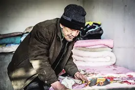 “哥俩”相依数年互相照顾传佳话图片