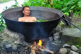 菲律宾奇葩热水浴 躺在锅中“活煮”自己图片