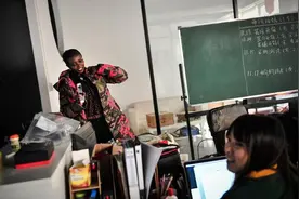 肯尼亚女孩在中国学习当“网红” 爱吃辣条图片