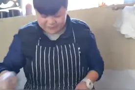 月薪上万大学生辞职卖煎饼，自称为试口味长到200斤图片