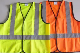 没有反光背心汽车年检过不了？究竟谁说的，看看公安部官方公告视频封面