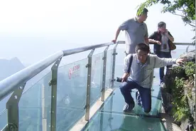 步步惊心！玻璃栈道”破碎特效“太逼真，吓跪游客视频封面