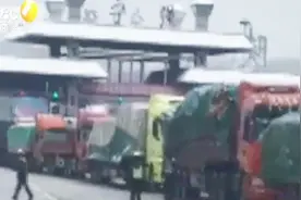 大雪致京昆高速汉中宁强段堵车15公里 交警全力疏导滞留车辆视频封面