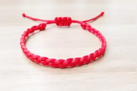 教你编织一款简单漂亮的红绳手链，编法很简单，转运红绳手链视频封面