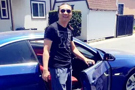 中国小伙在美国当司机，年薪40万，开宝马住别墅，中国司机哭了视频封面