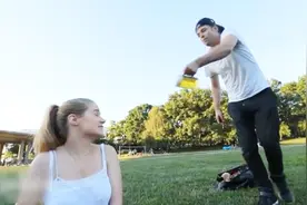 男子手拿大杯啤酒，这个魔术，这个恶搞把每个人都吓到了视频封面