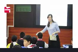 “高铁扒门”女子为一小学教导处副主任，已停职检查视频封面