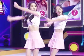 双胞胎小妹颜值惊呆主持人，十八岁父母靠着姐妹赚翻钱！视频封面