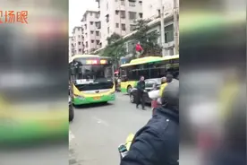 湖南一女子当街爬上公交车顶 脱鞋砸向民警视频封面