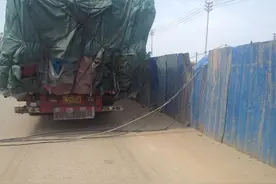 官渡区永中路货车超高挂到电缆线 至4根水泥电线杆被拉断图片