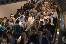 五一小长假来临 天津地铁迎来客流高峰图片