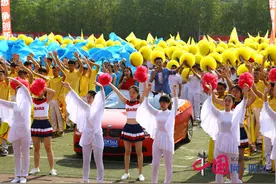 四川城市职业学院第八届运动会开幕 美女香车齐上阵图片