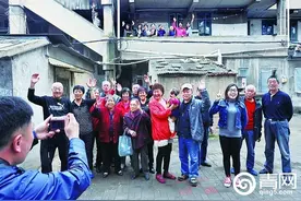 筒子楼要拆 老邻居拍"全家福"图片