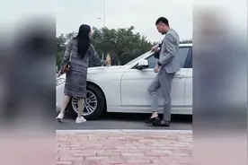 宝马车停在学院门口，然后车前放好红牛和绿茶