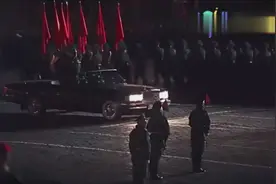 中国三军仪仗队在俄罗斯红场排练视频——外国大兵兴奋地合影留念视频封面