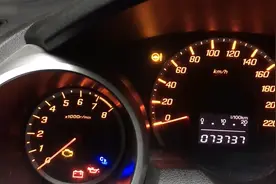 广汽本田飞度冷车启动，神车的质量还是不错的，跑了六万公里左右